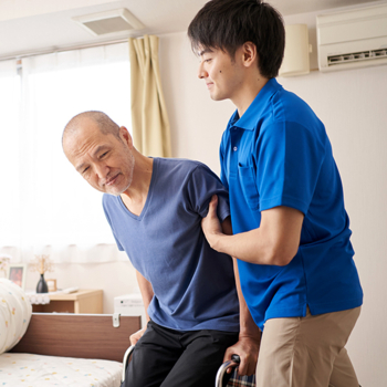 Altenpfleger aus Asien Foto iStock kazuma seki.jpg